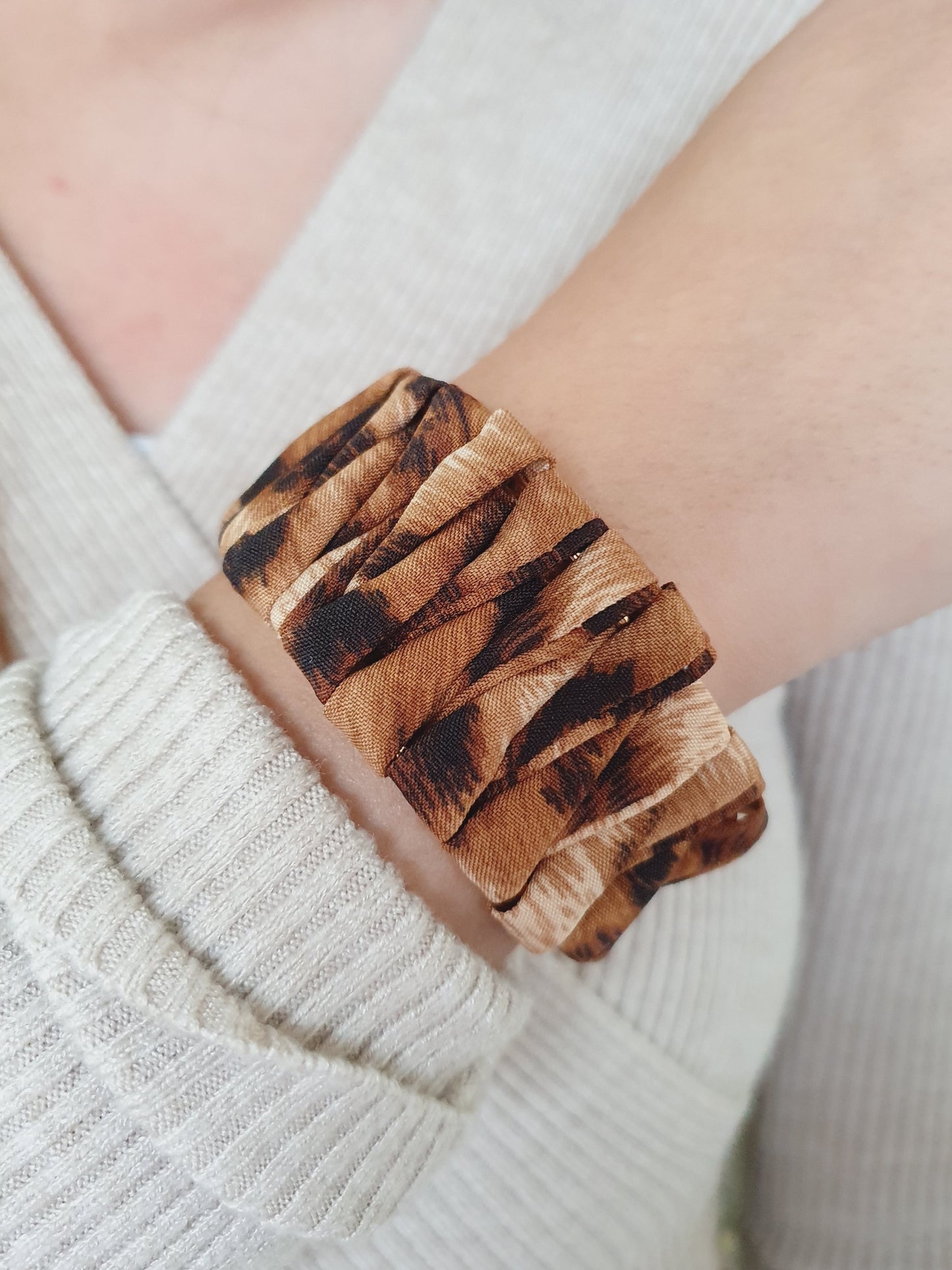 Bracelet manchette tissu léopard - doré