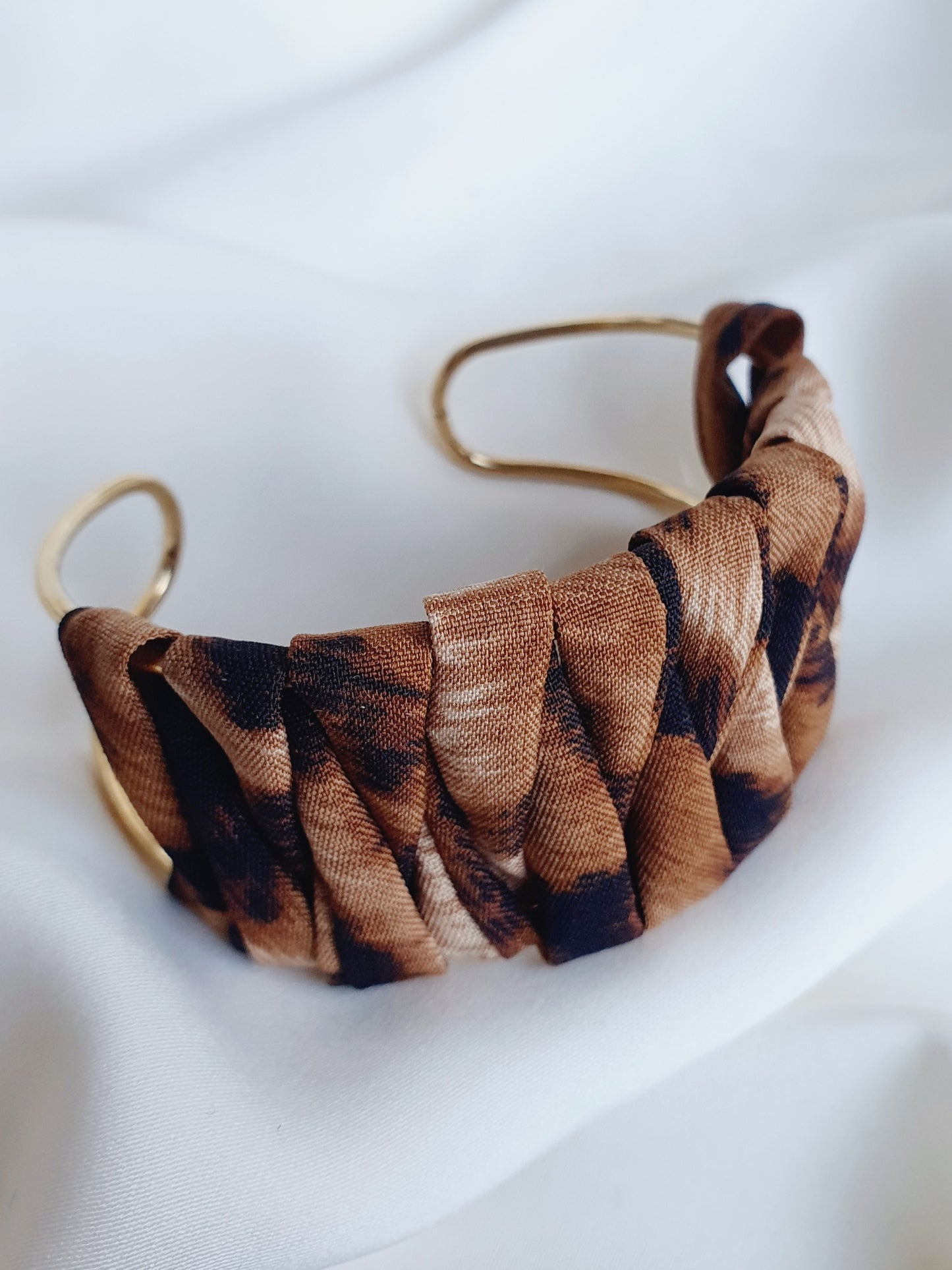 Bracelet manchette tissu léopard - doré
