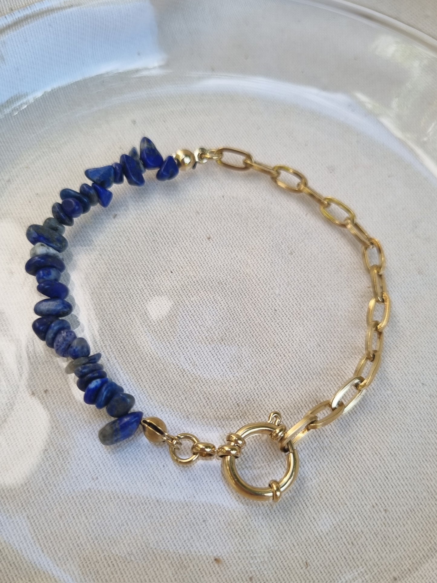 Bracelet éclats de pierres naturelles - Lapis Lazuli / doré