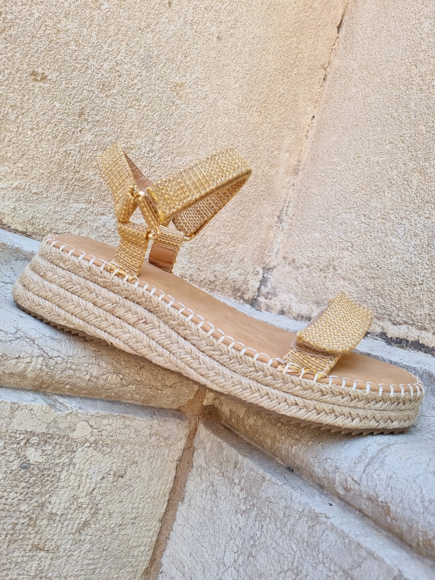 Sandales compensées beiges