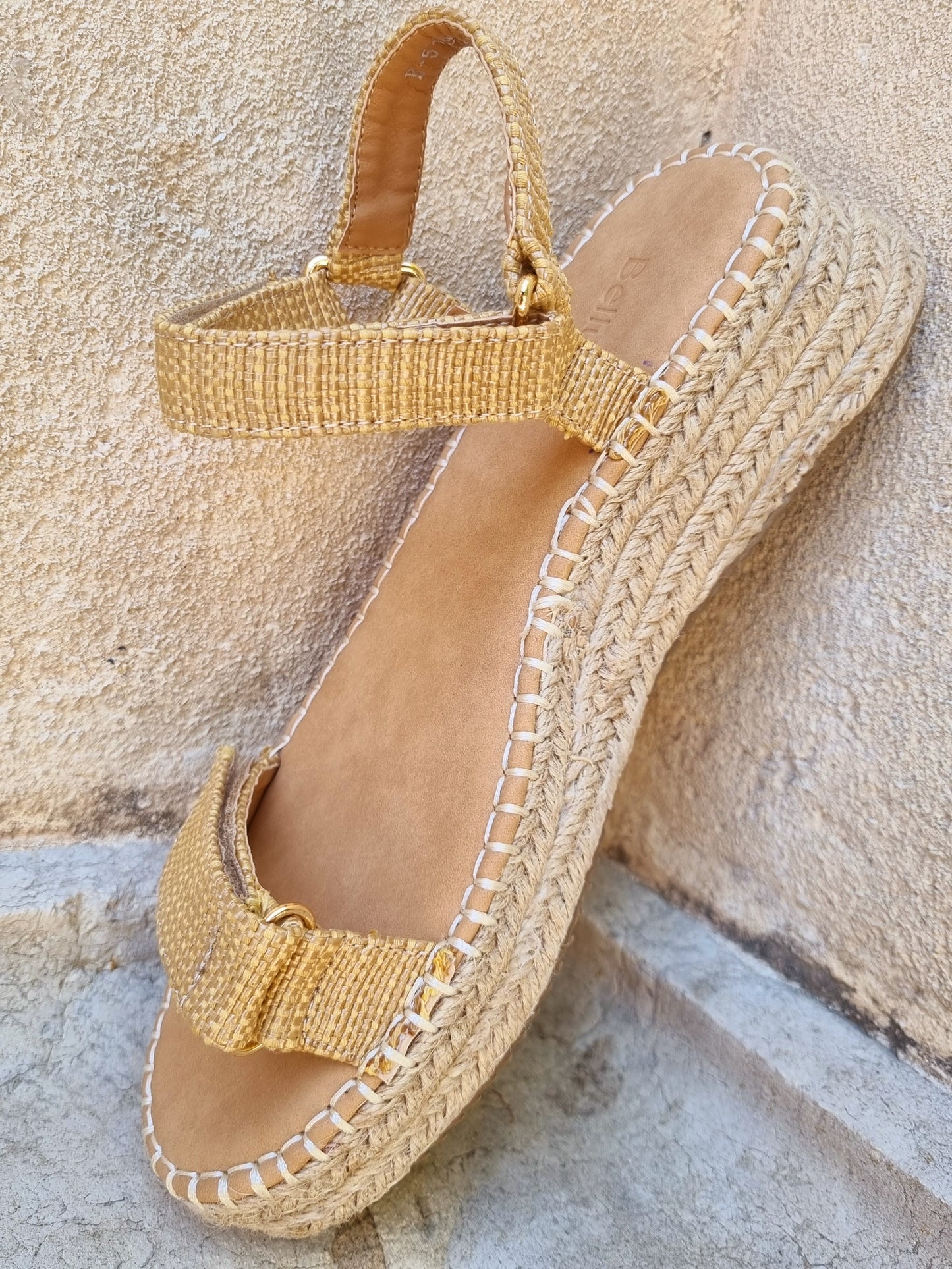 Sandales compensées beiges