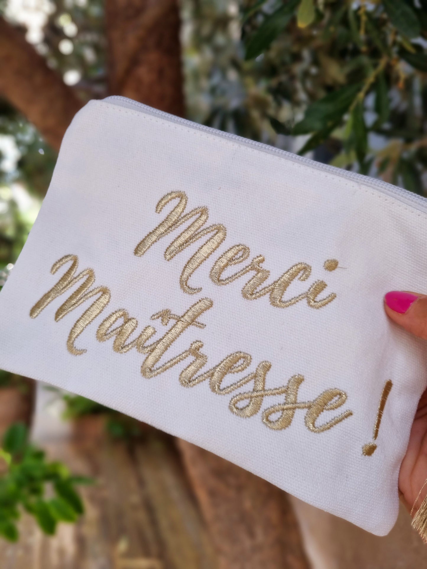 Pochette broderies dorées avec pompon "Merci Maîtresse"