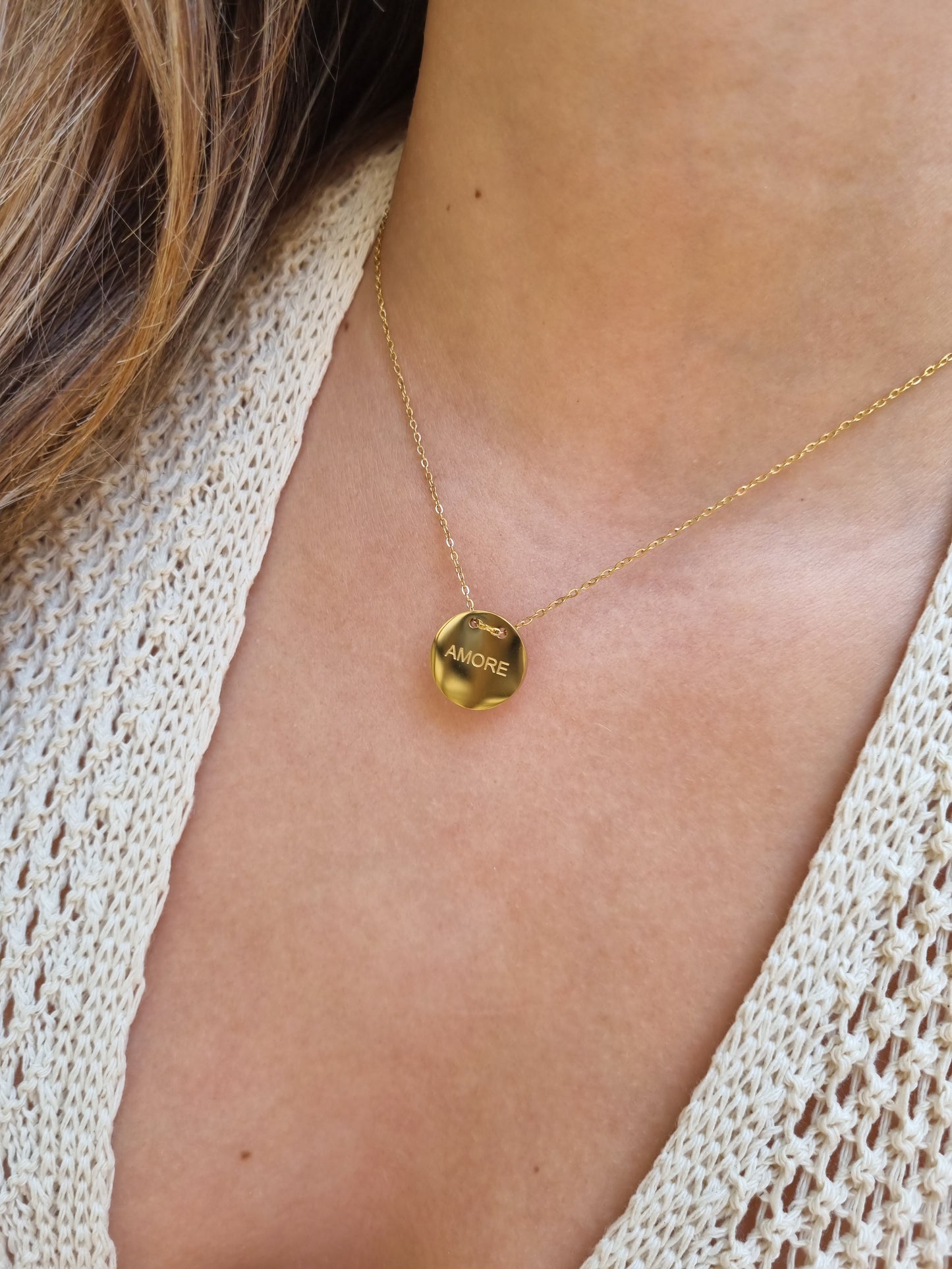 Collier médaillon AMORE - coloris au choix