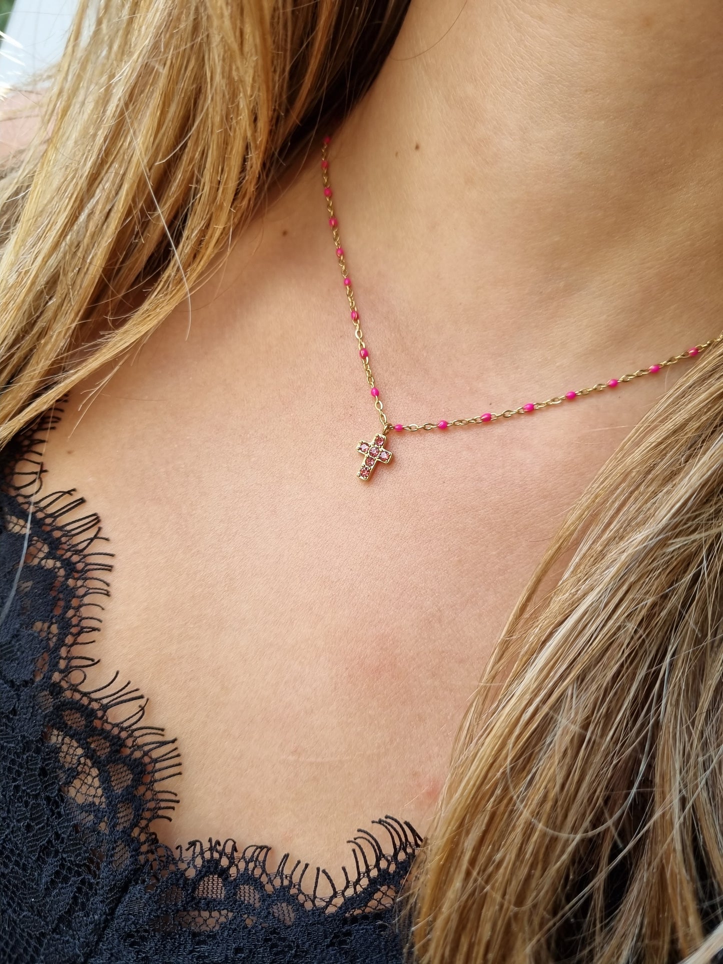 Collier petites perles et croix en zircons - rose/doré
