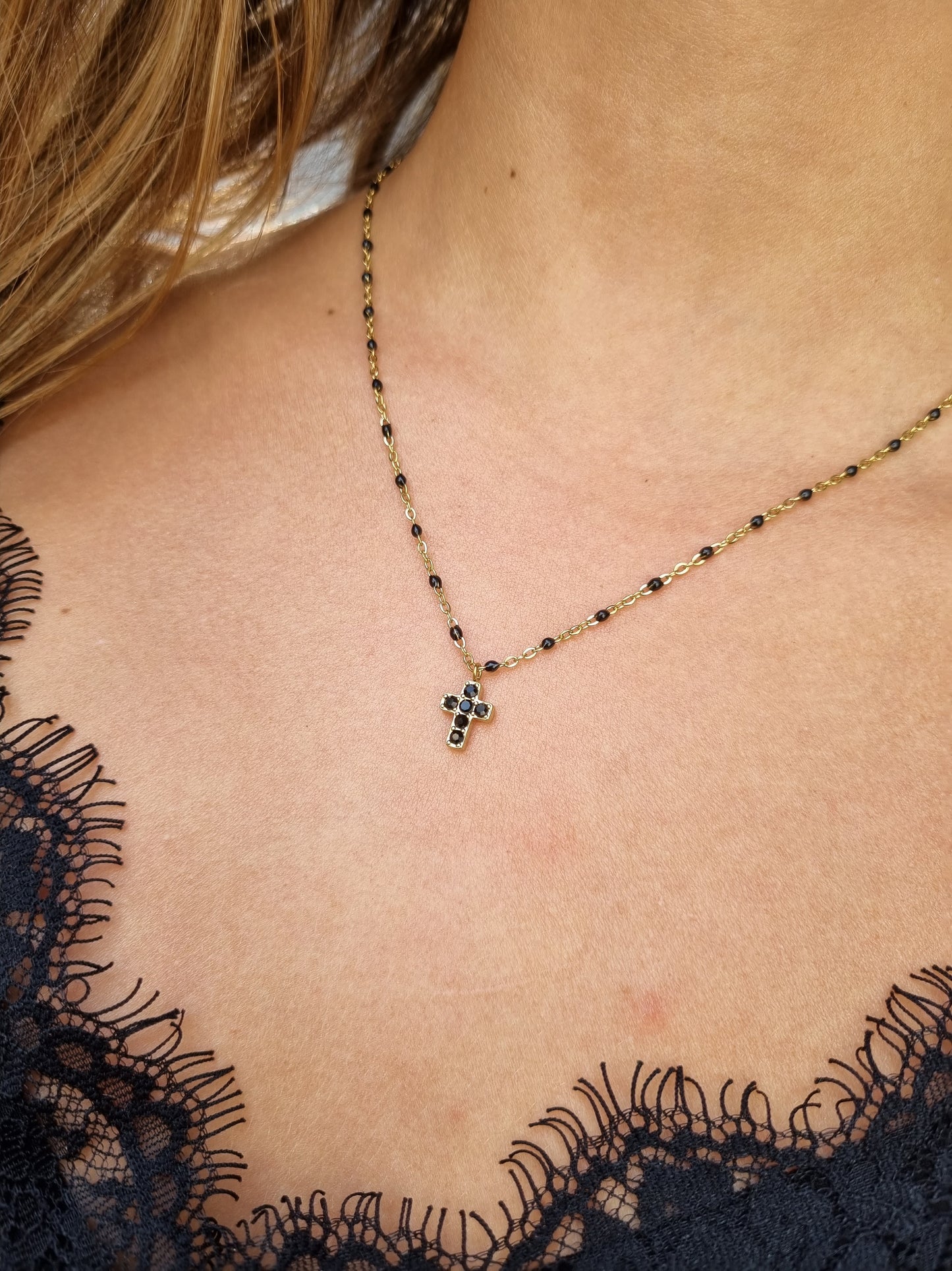 Collier petites perles et croix en zircons - noir/doré