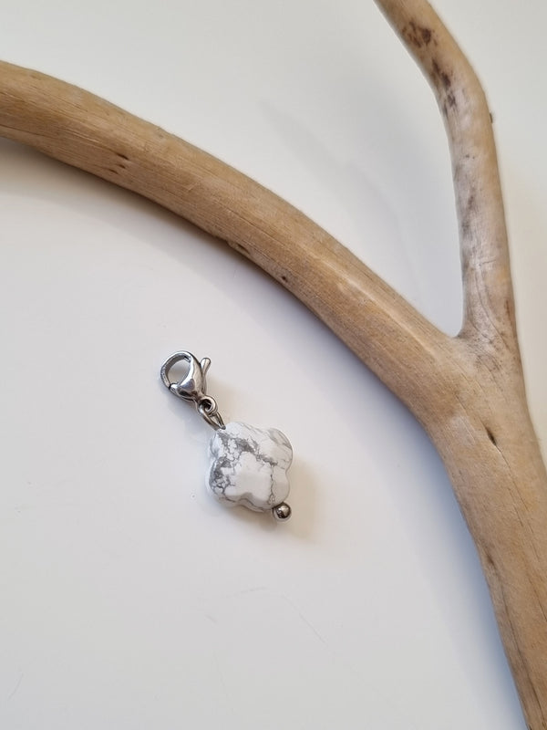 Charm trèfle à facettes effet Howlite - argenté