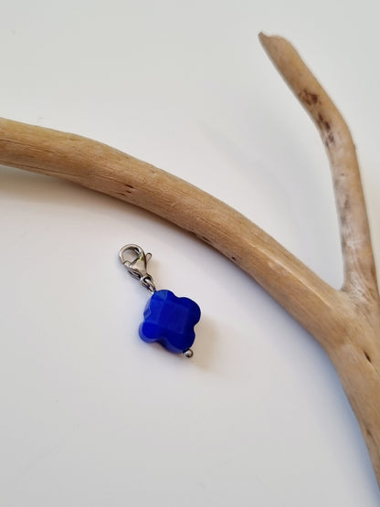 Charm trèfle à facettes effet Lapis Lazuli