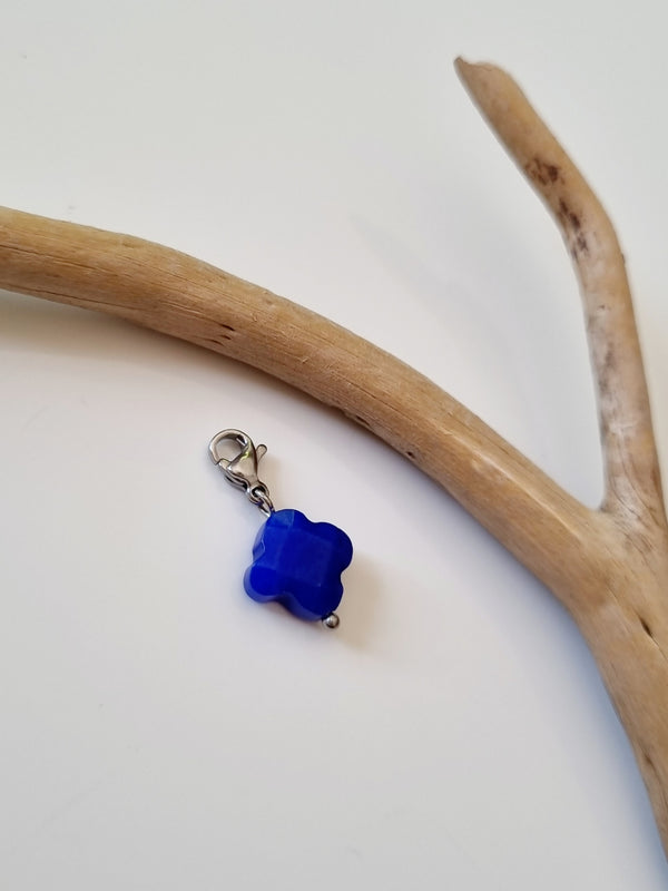 Charm trèfle à facettes effet Lapis Lazuli - argenté