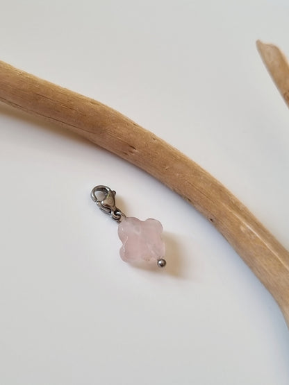 Charm trèfle Quartz rose - argenté