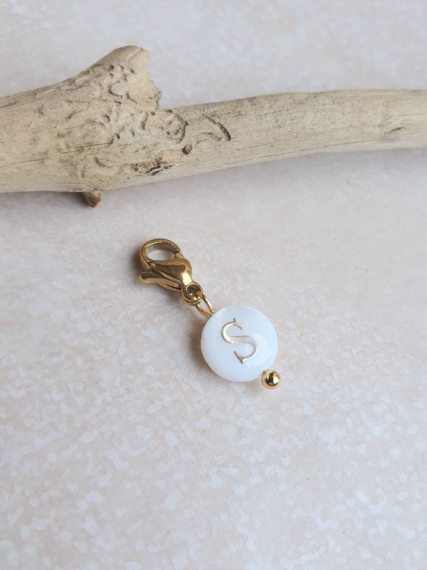 Charms lettres initiales en nacre - doré