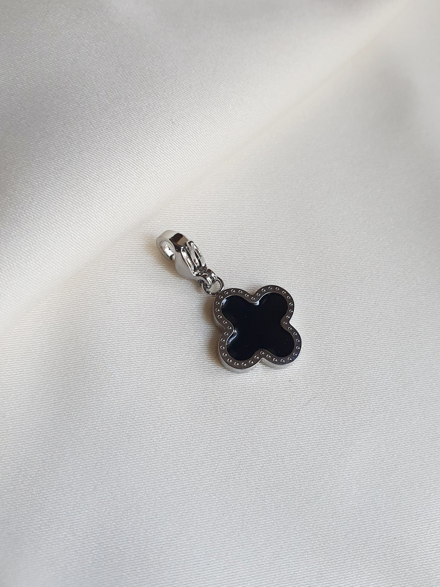 Charm trèfle noir basic - argenté