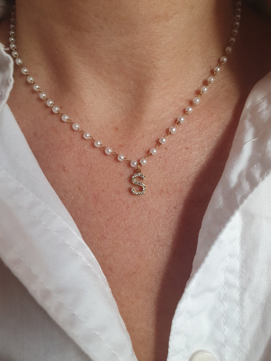Collier petites perles blanches initiale - doré
