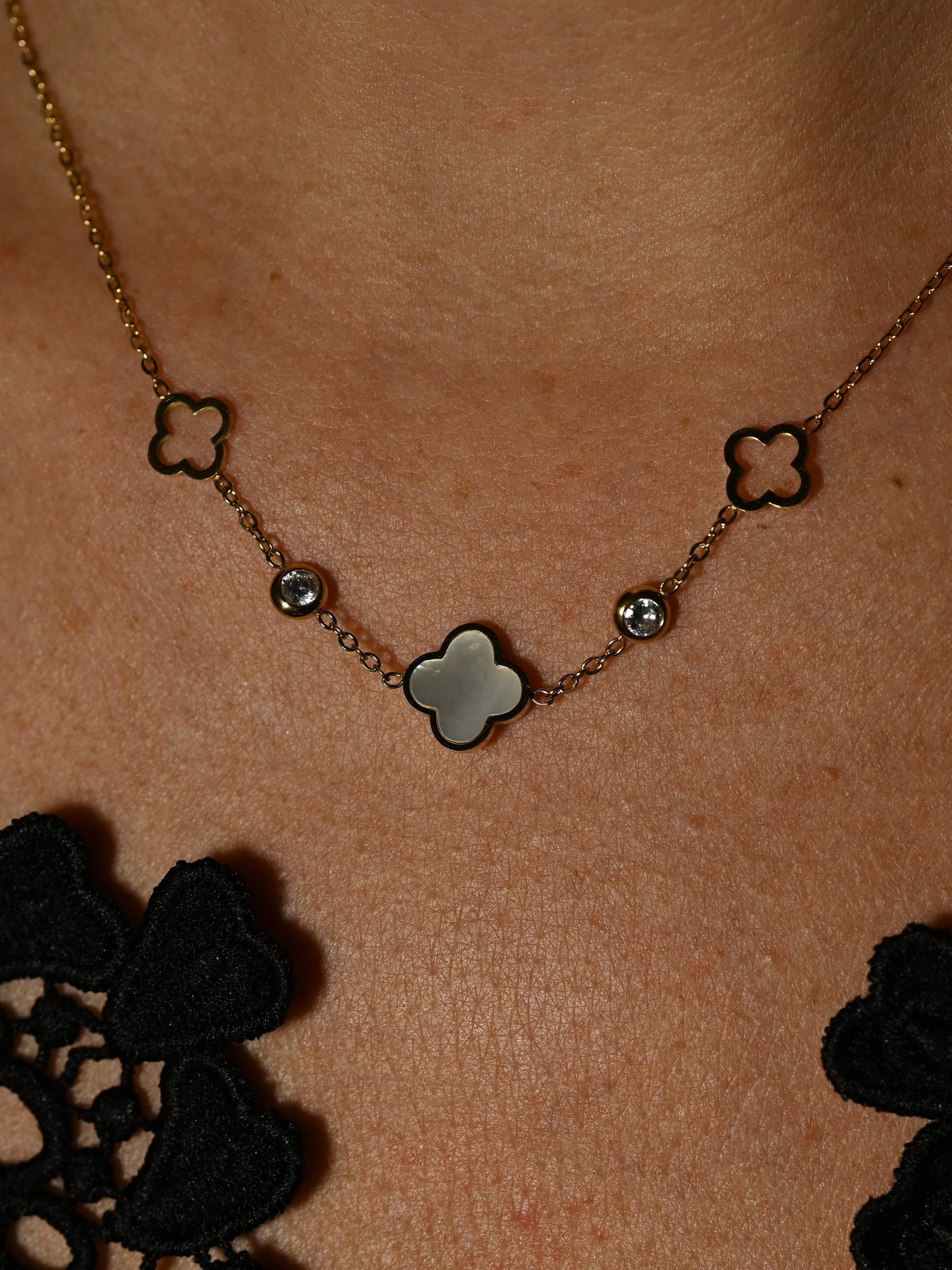 Collier trèfle & zircons - doré/nacre