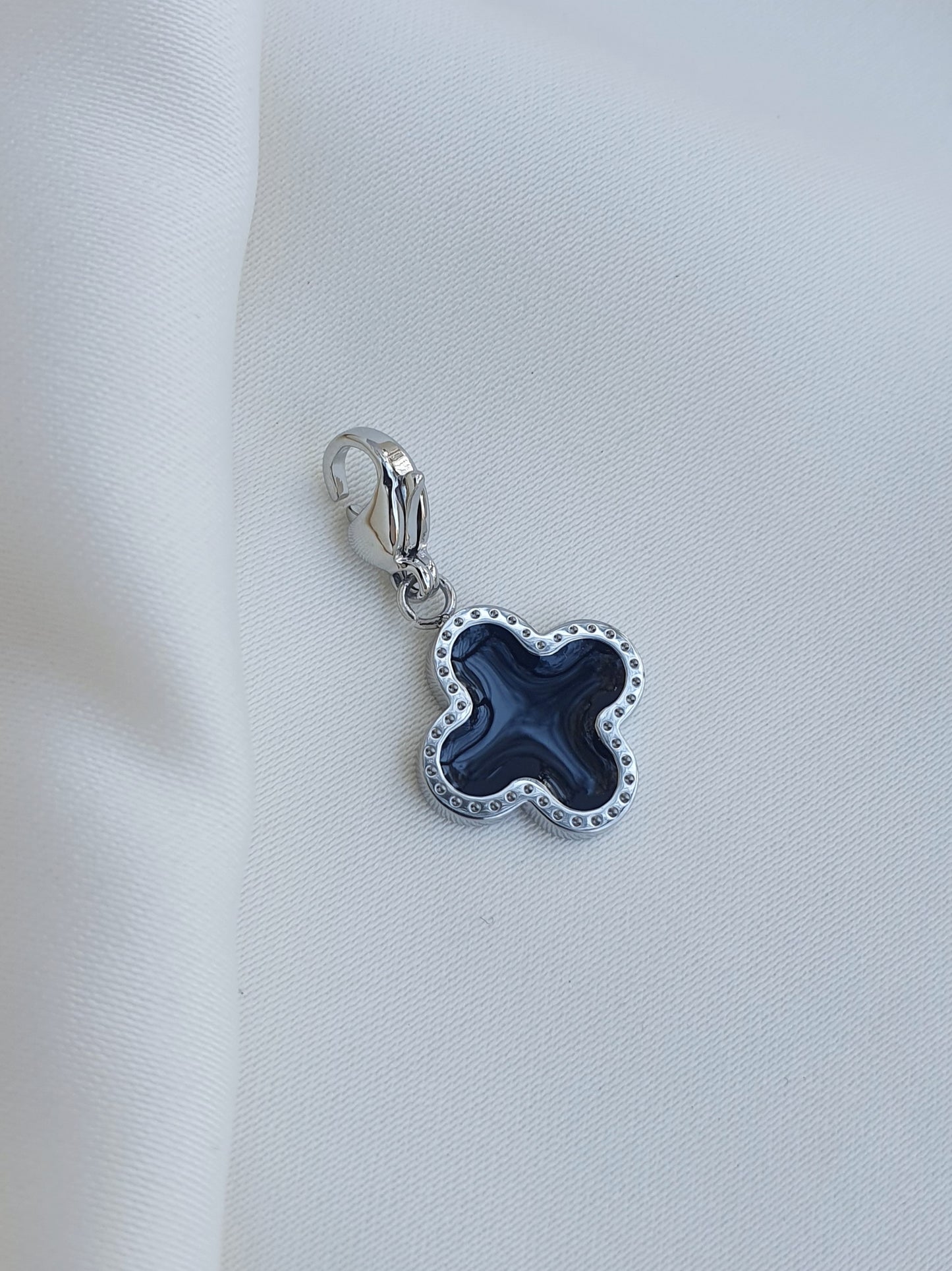 Charm trèfle noir basic - argenté