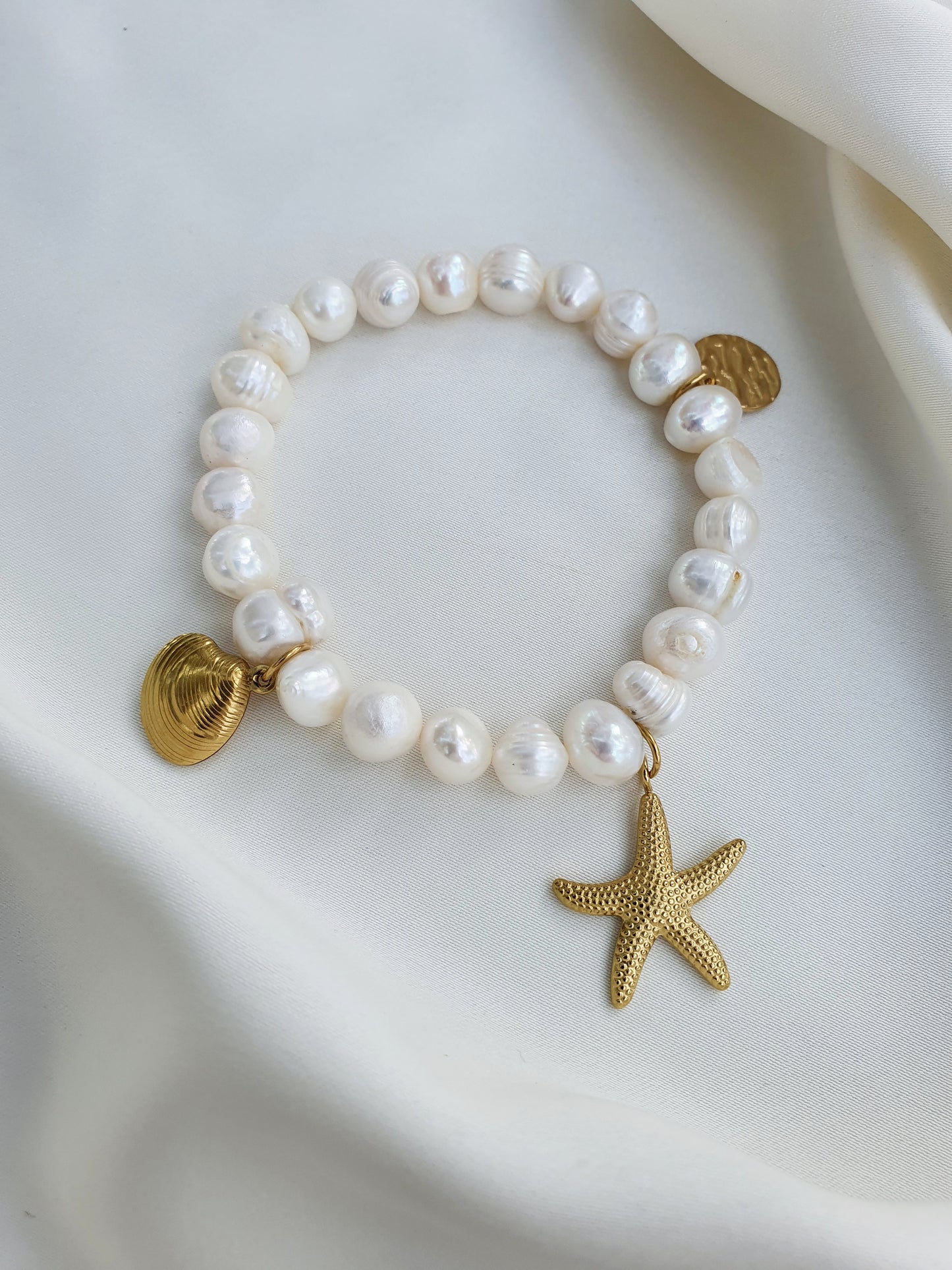 Bracelet multi-breloques en perles d'eau douce DORENA - doré