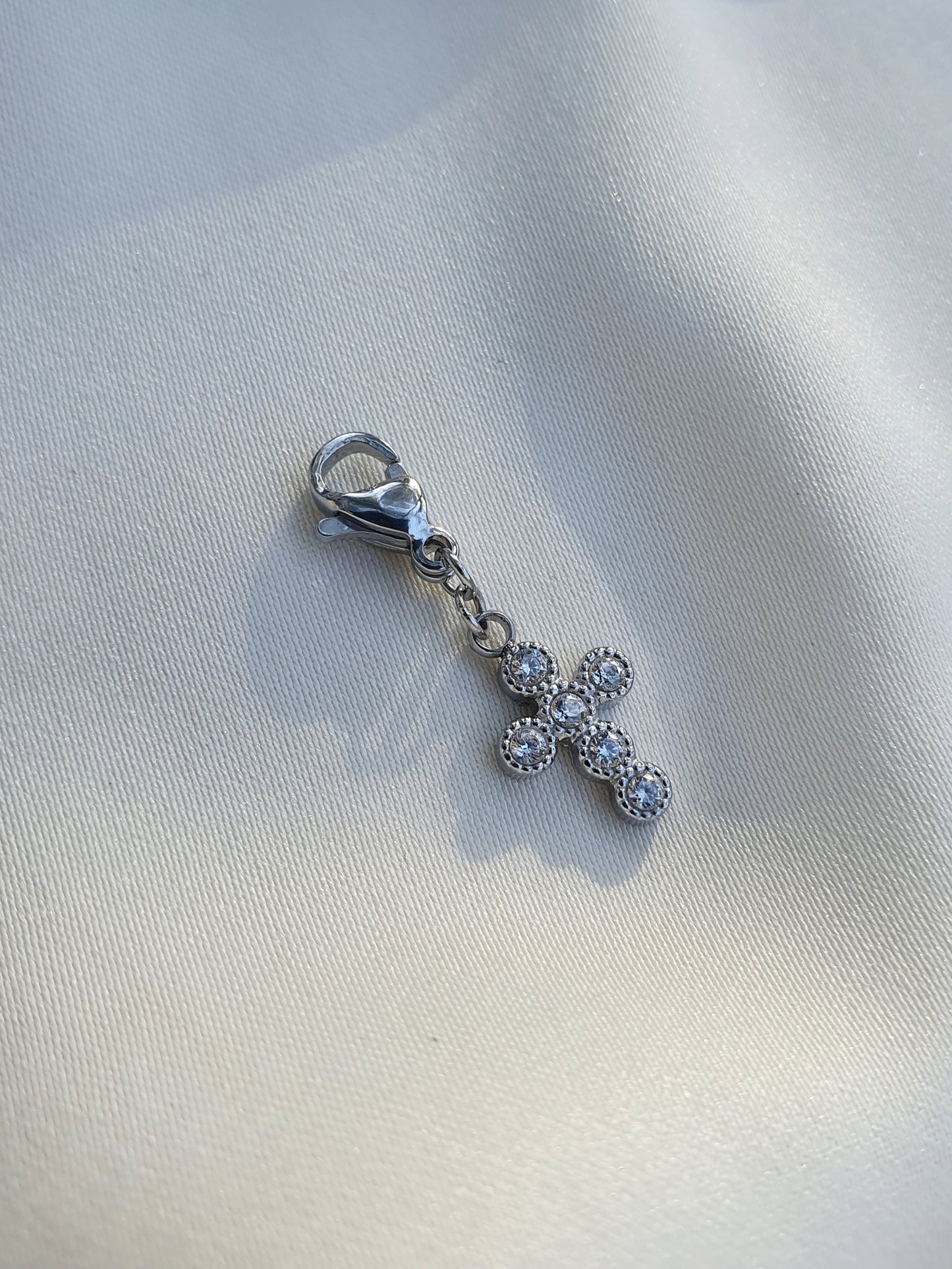 Charm croix en zircons - argenté