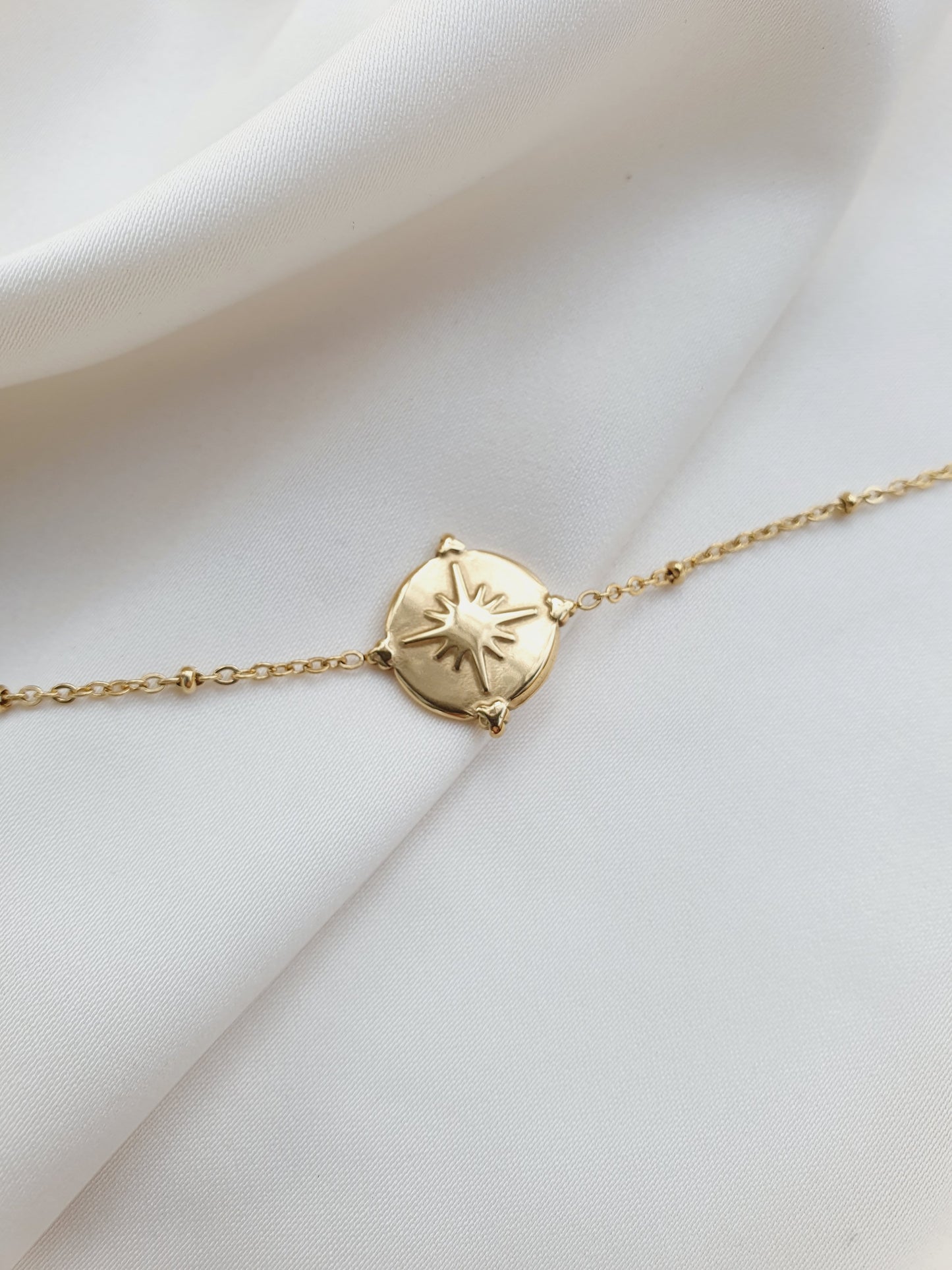 Bracelet médaillon étoile et petites perles - doré