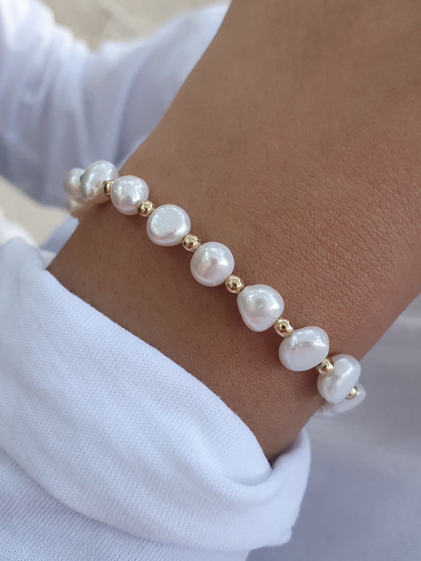 Bracelet perles d'eau douce ajustable - doré/blanc