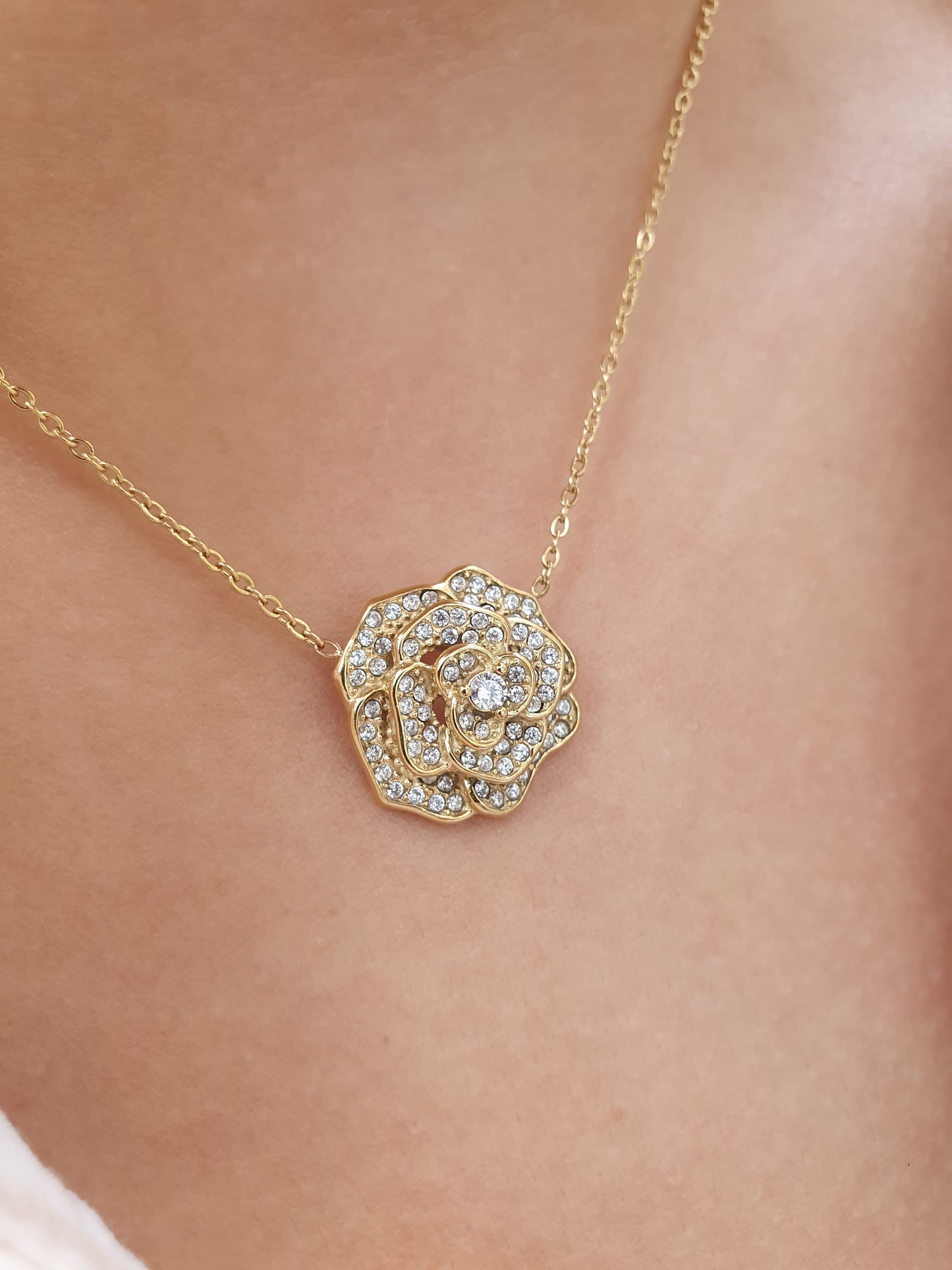 Collier fleur en zircons - doré