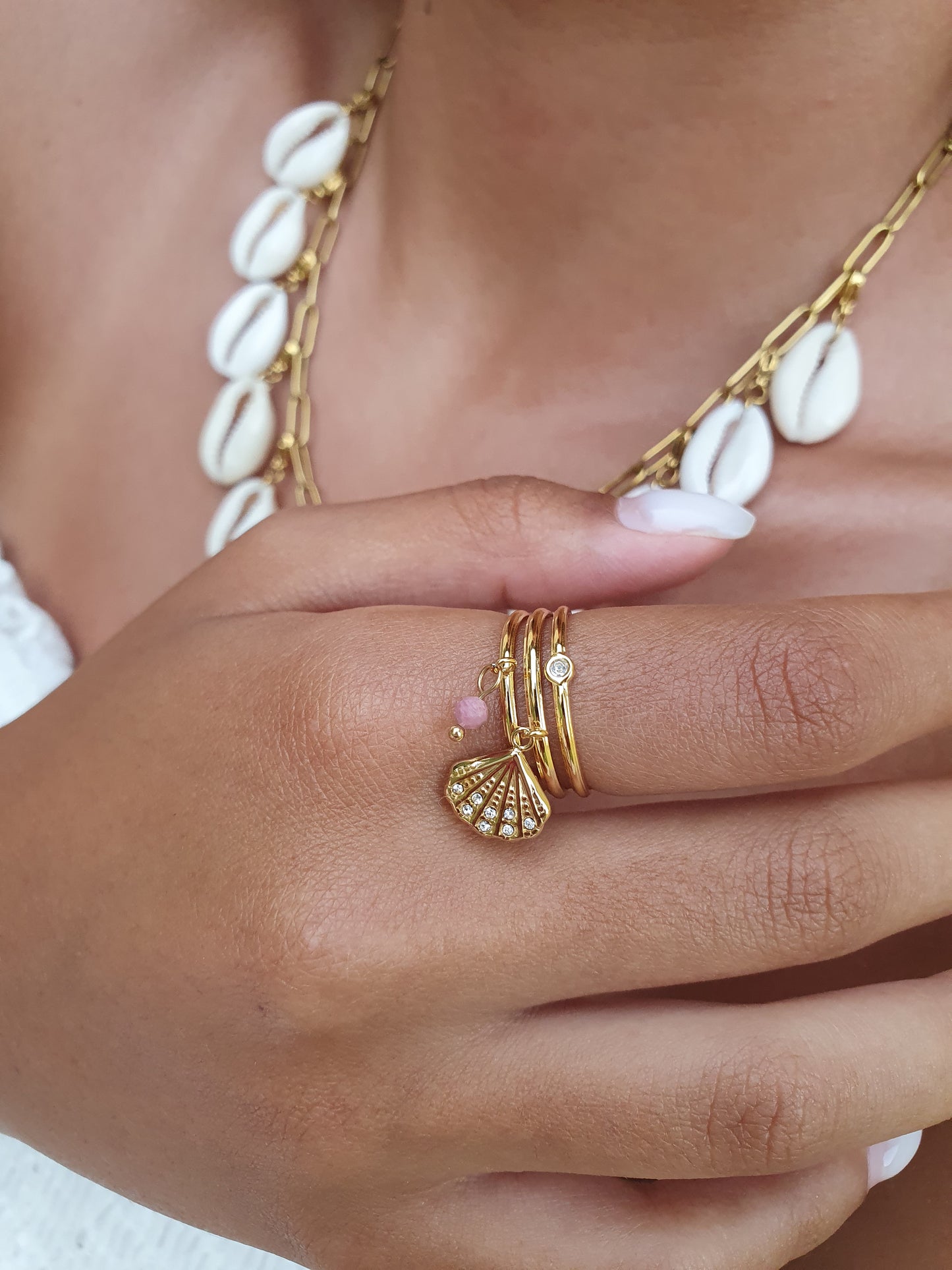 Bague breloque coquillage & perles roses - doré