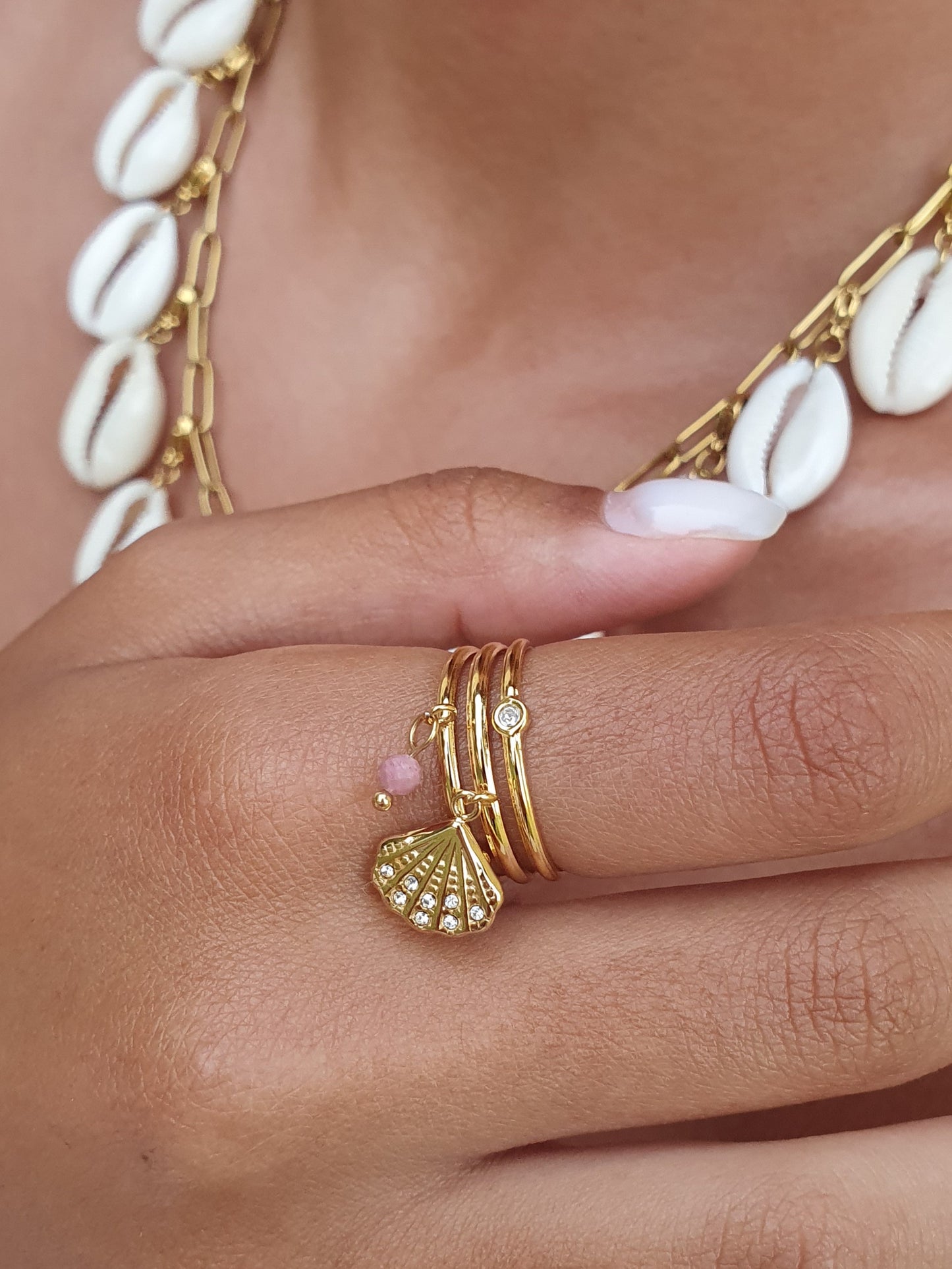 Bague breloque coquillage & perles roses - doré