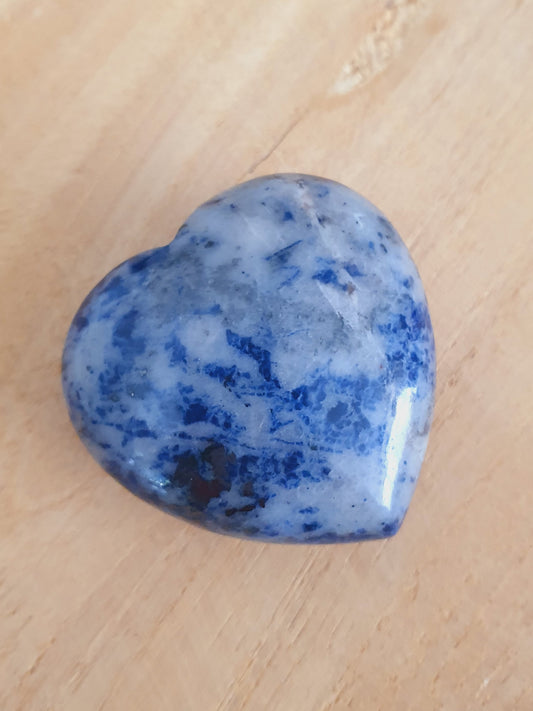 Pierre naturelle en forme de cœur - Sodalite