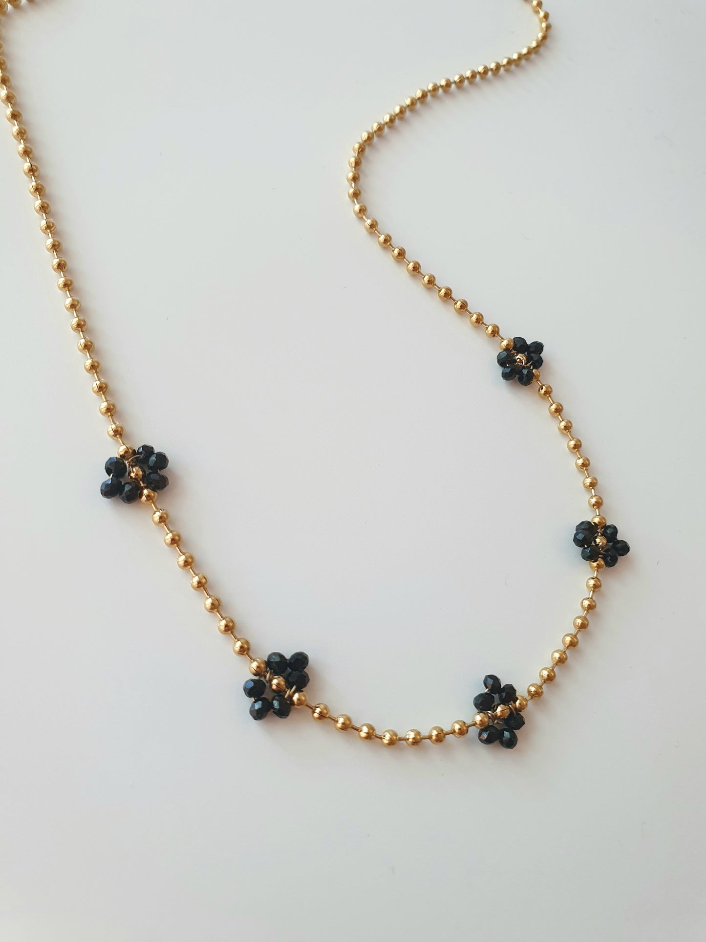 Collier fleurs perlées noires - doré (dernière unité en stock)