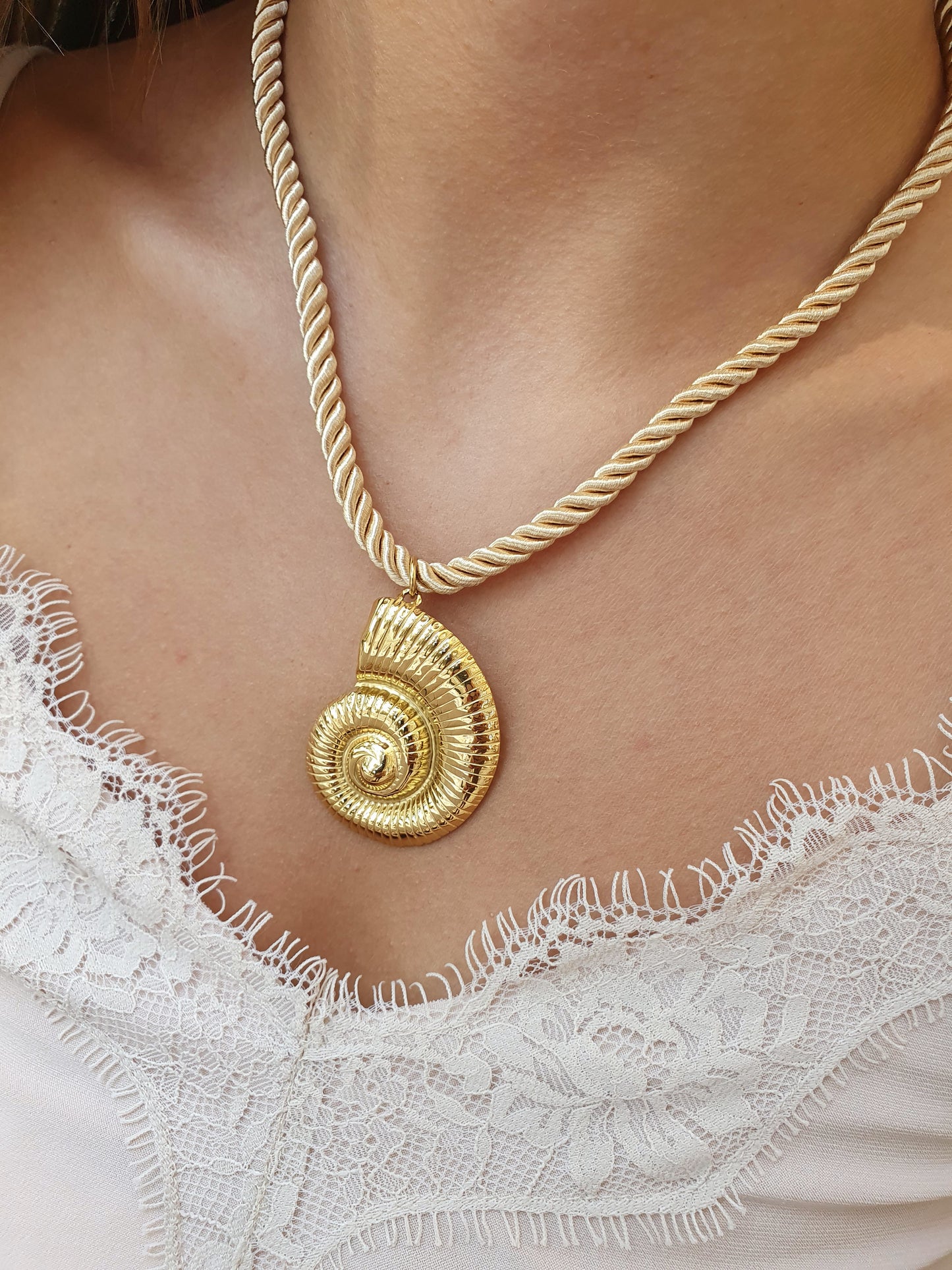 Collier torsadé escargot - doré