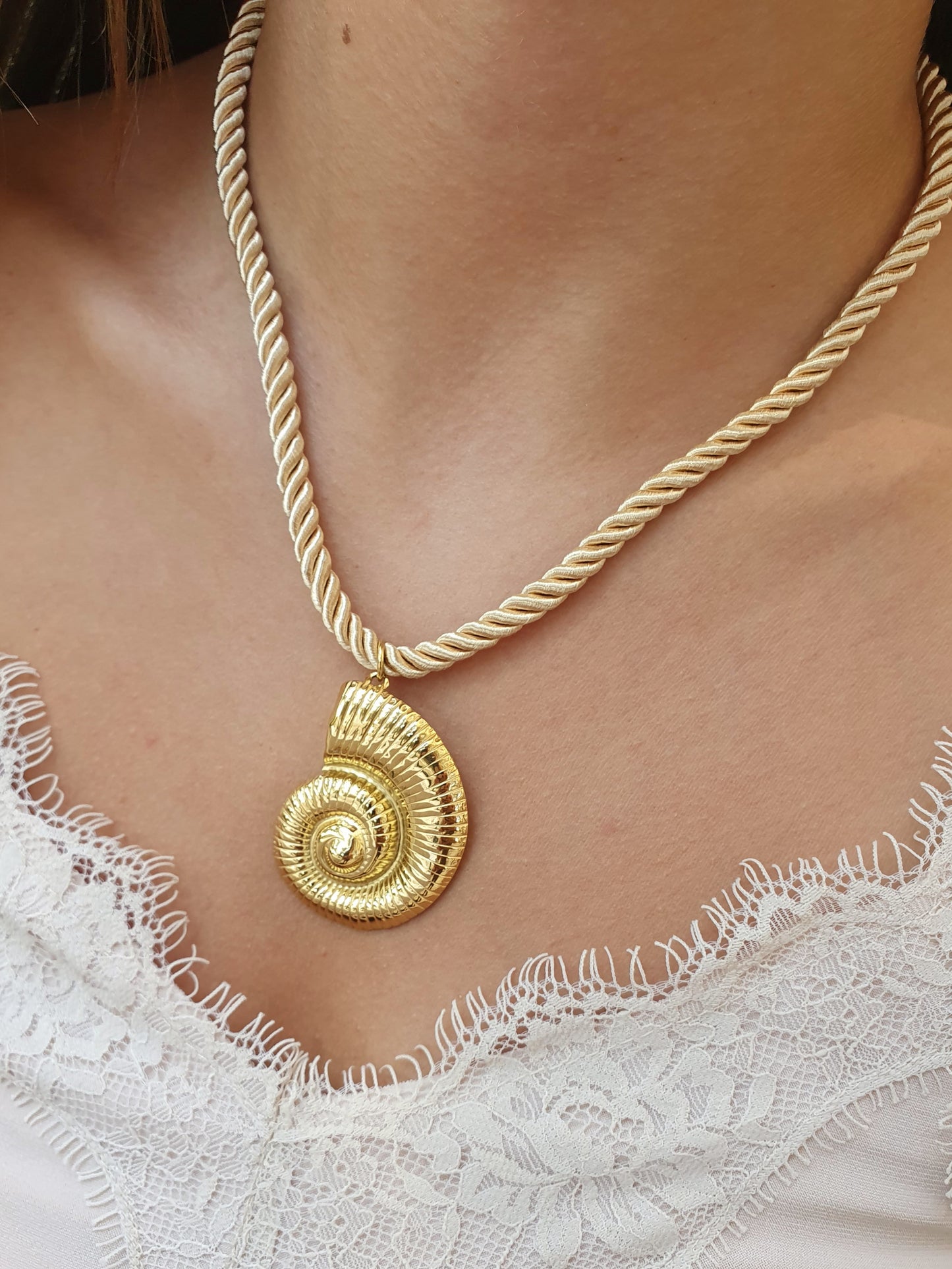 Collier torsadé escargot - doré