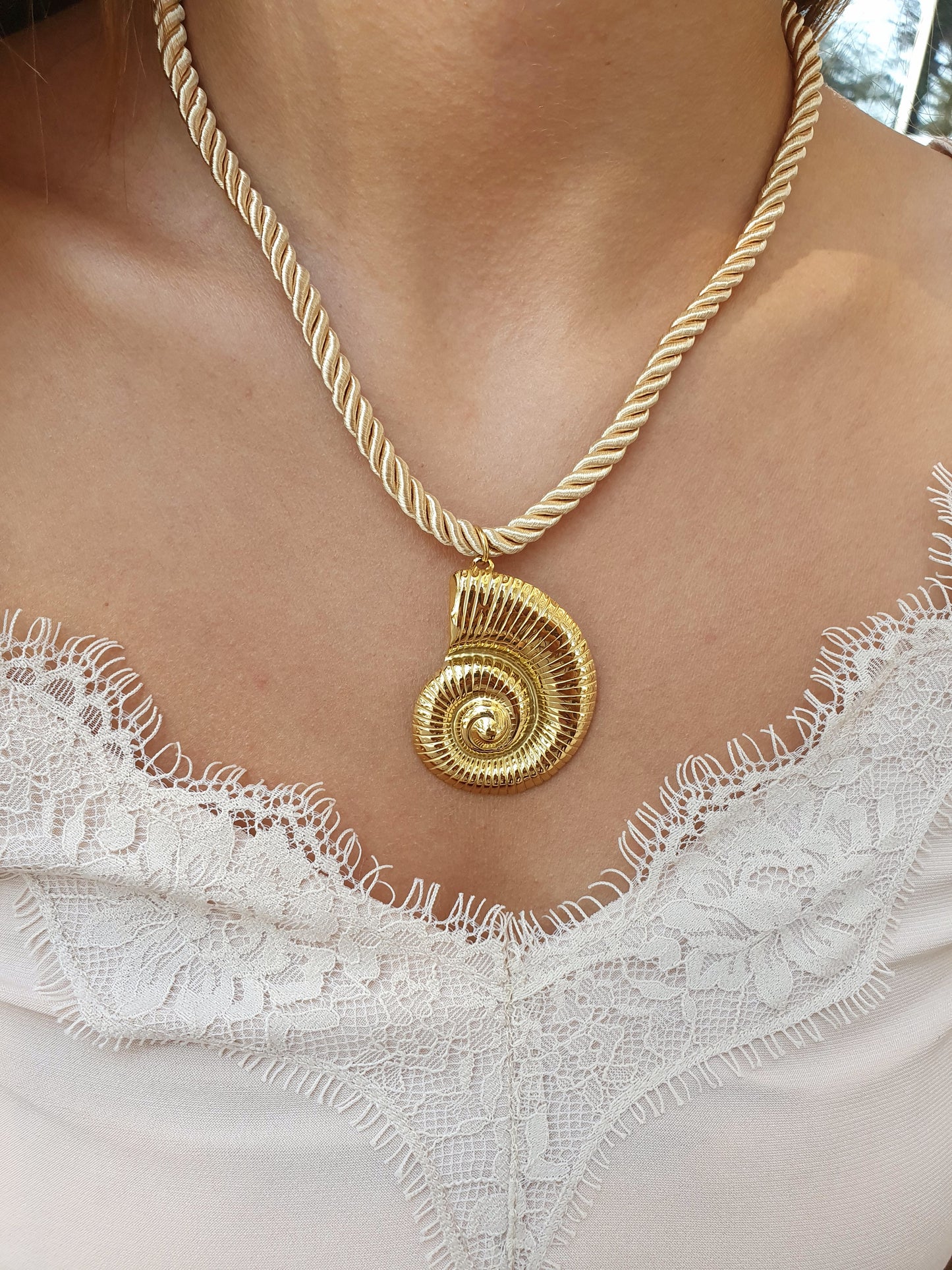 Collier torsadé escargot - doré