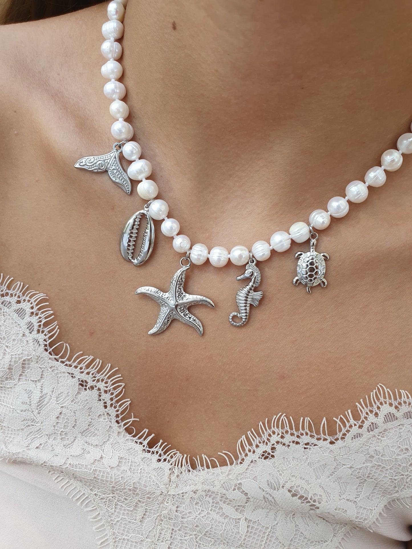 Collier perles d'eau douce multi-breloques - argenté