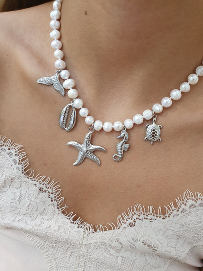 Collier perles d'eau douce multi-breloques - argenté