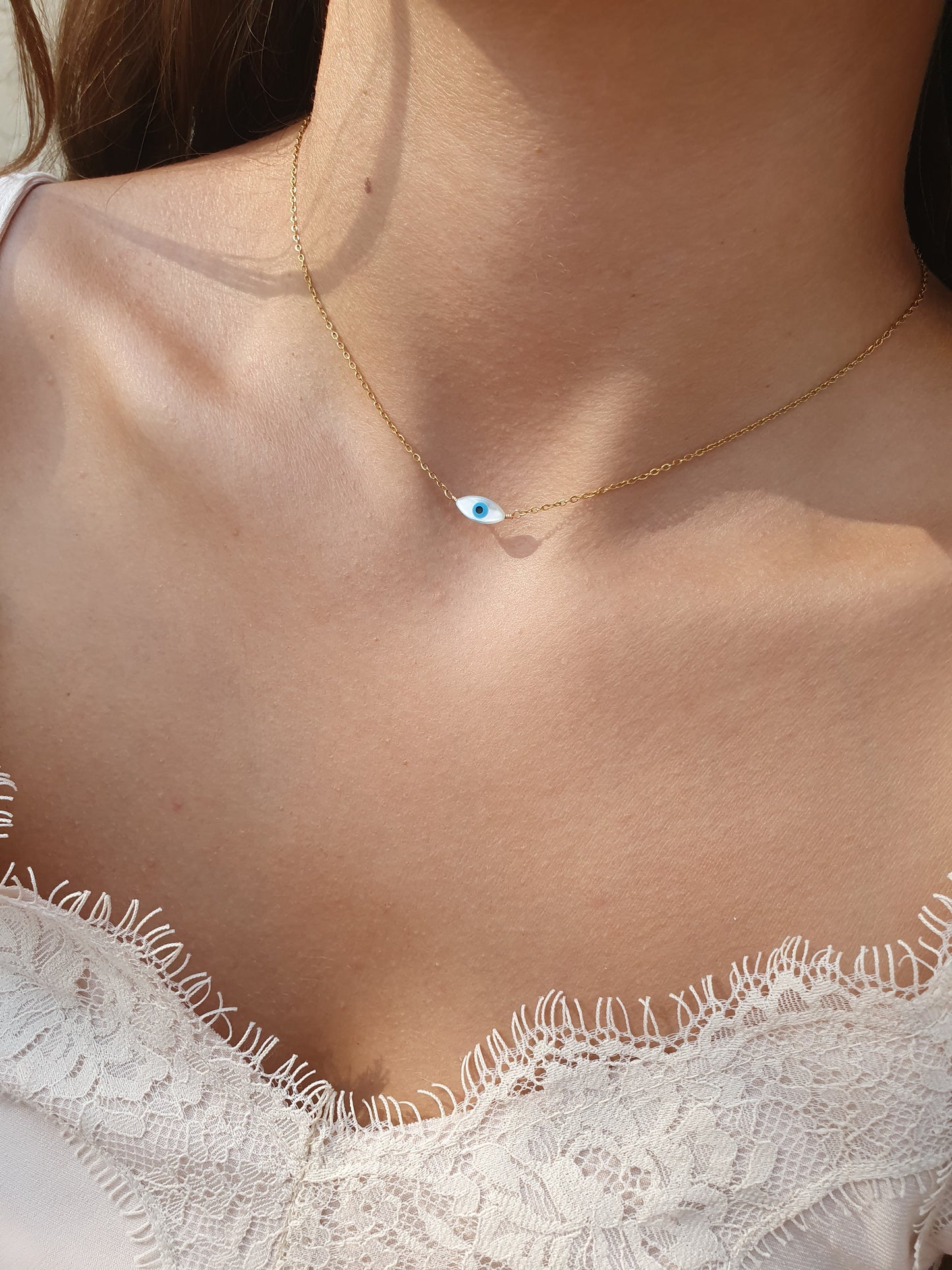 Collier oeil ovale en nacre - doré