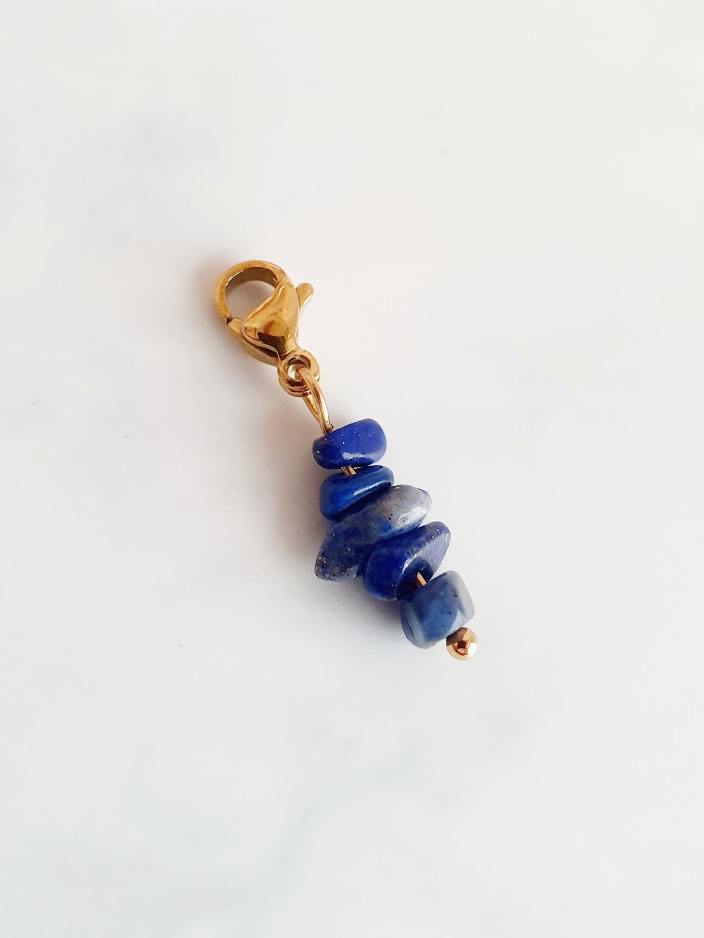 Charm grappe en pierre naturelle Lapis Lazuli - doré