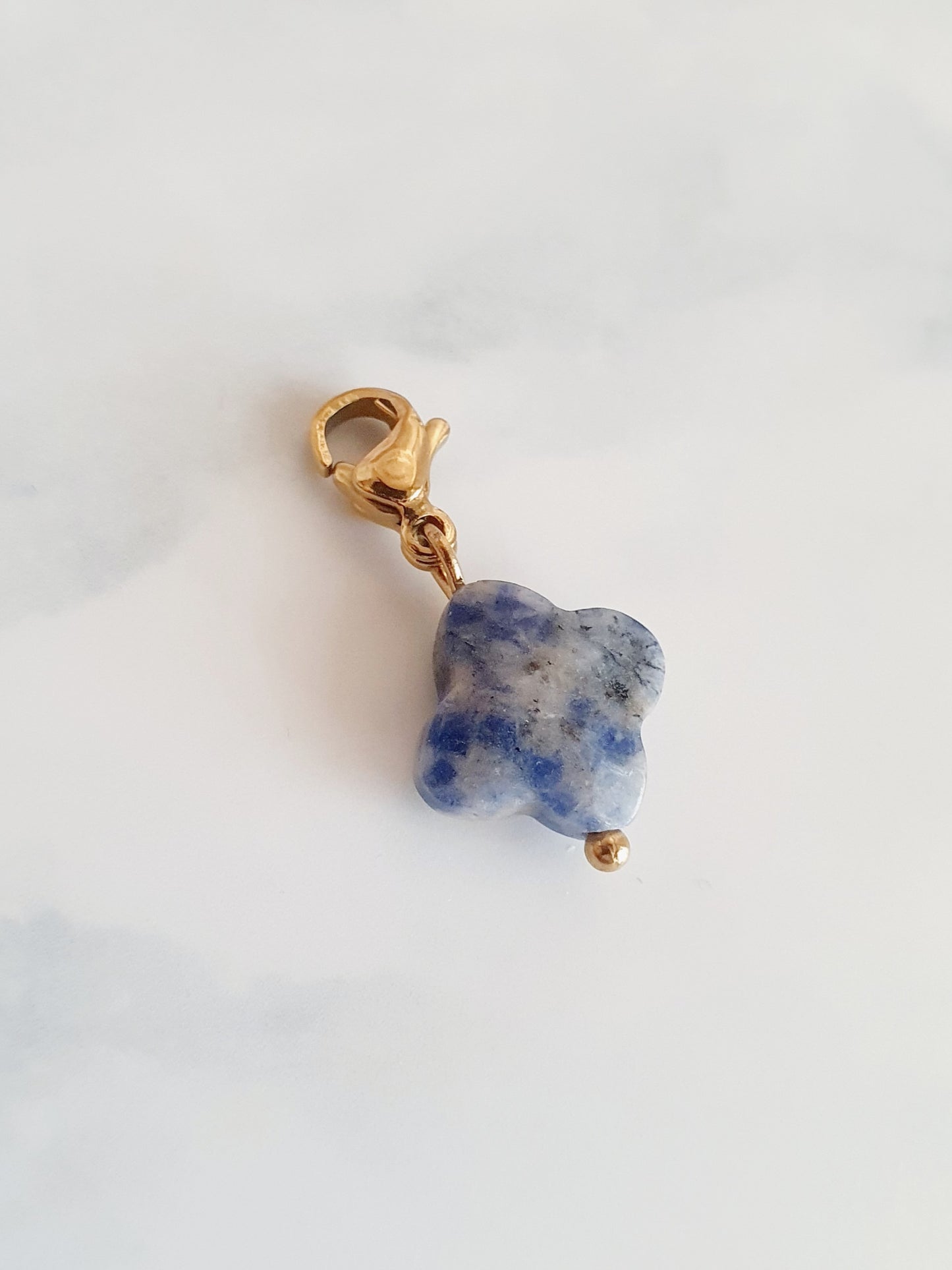 Charm trèfle en pierre naturelle Sodalite - doré