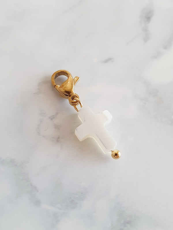 Charm croix en nacre - doré