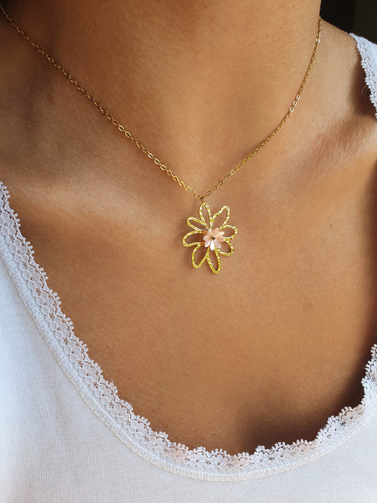 Collier fleur aux pétales martelées & bouton nacré - doré | rose