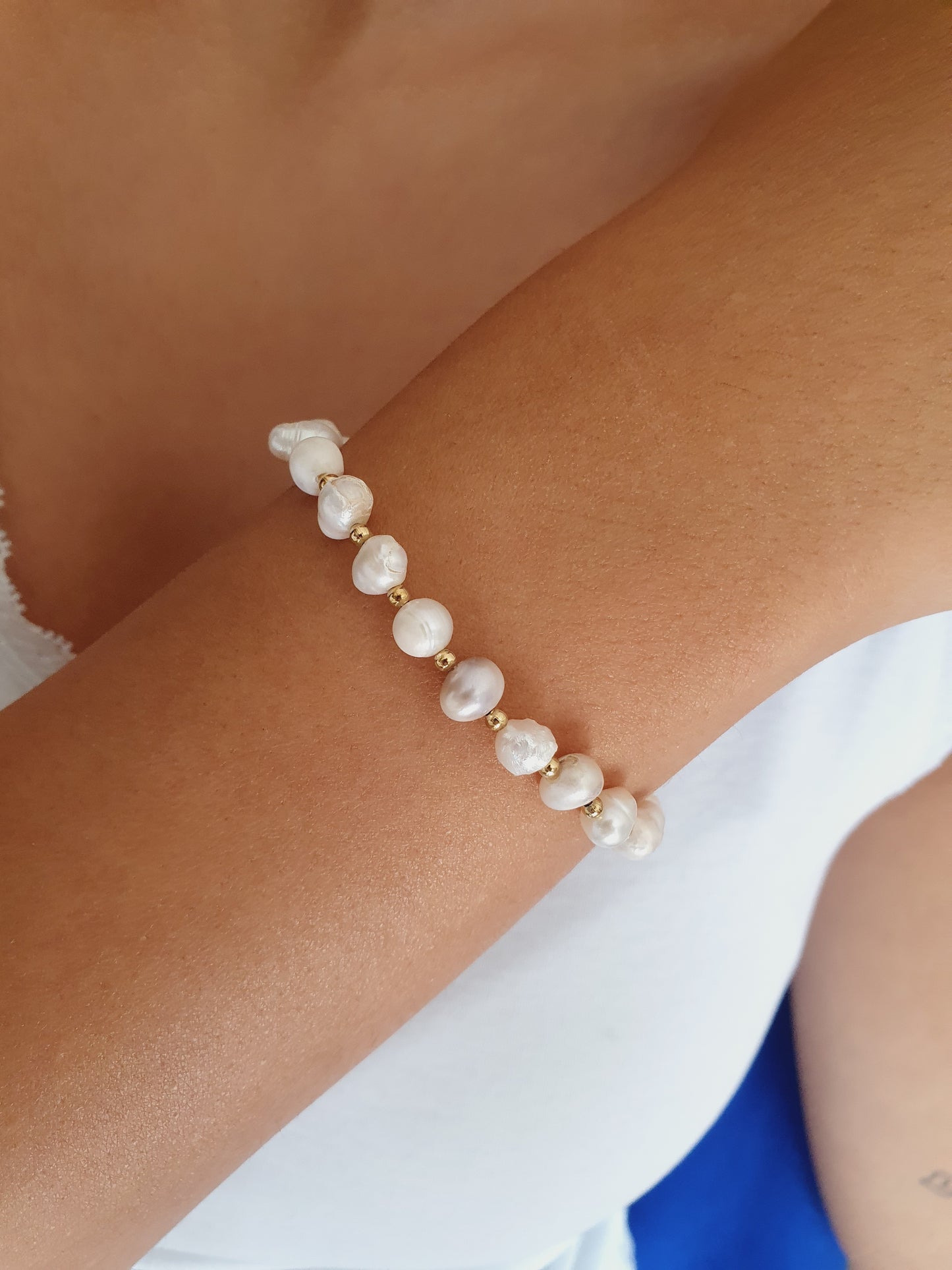 Bracelet perles d'eau douce ajustable - doré/blanc