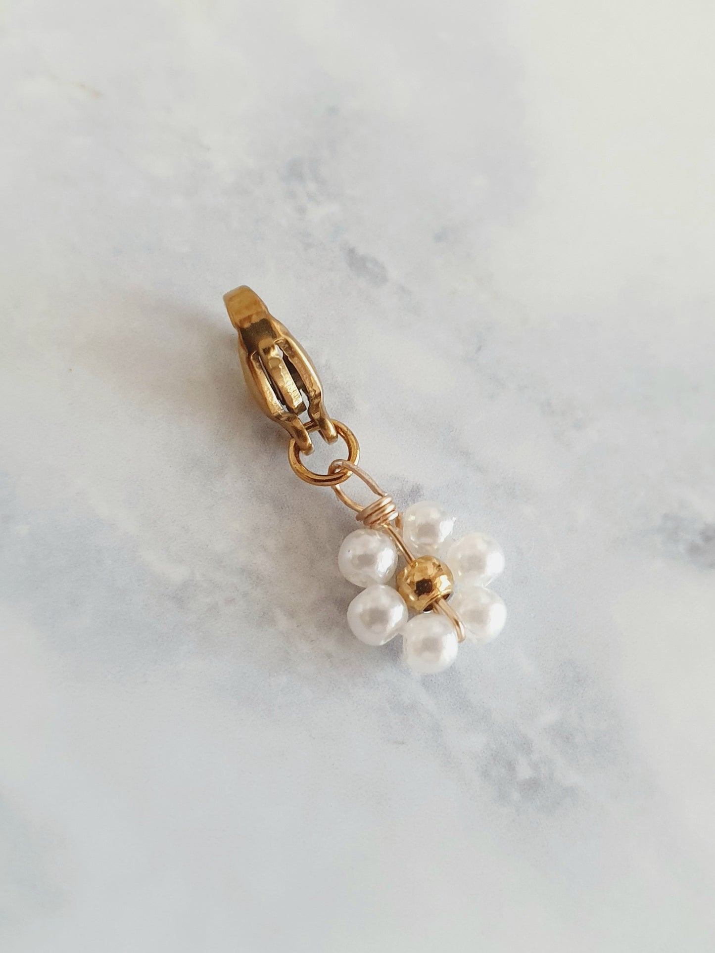 Charm fleur perlée - doré | blanc