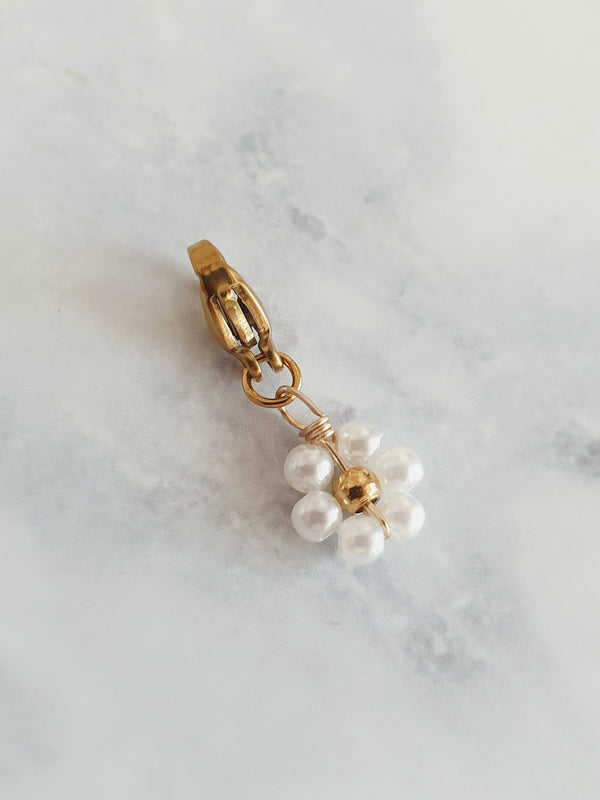 Charm fleur perlée - doré | blanc
