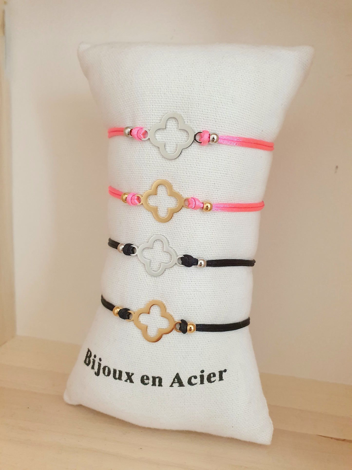 Bracelet breloque  trèfle - Coloris au choix