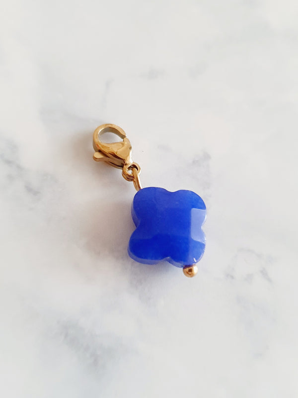 Charm trèfle à facettes effet Lapis Lazuli - doré