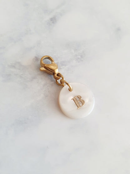 Charms lettres initiales en nacre (médaillon plat) - doré