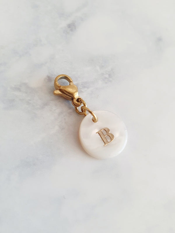 Charms lettres initiales en nacre (médaillon plat) - doré