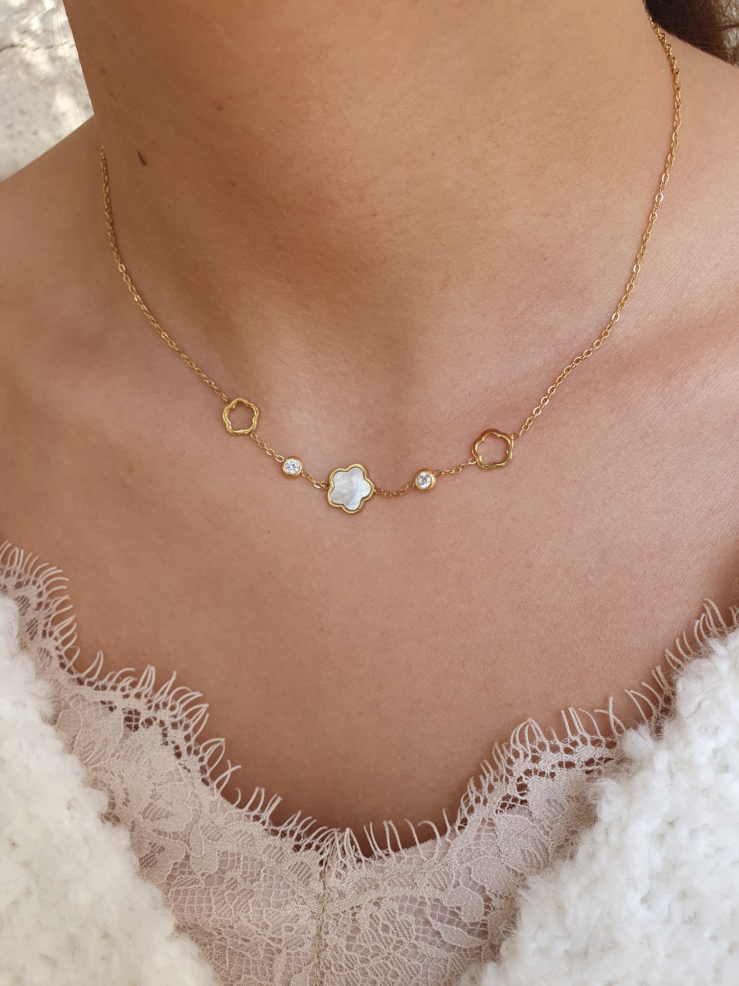 Collier fleur en nacre 5 pétales - doré/nacre