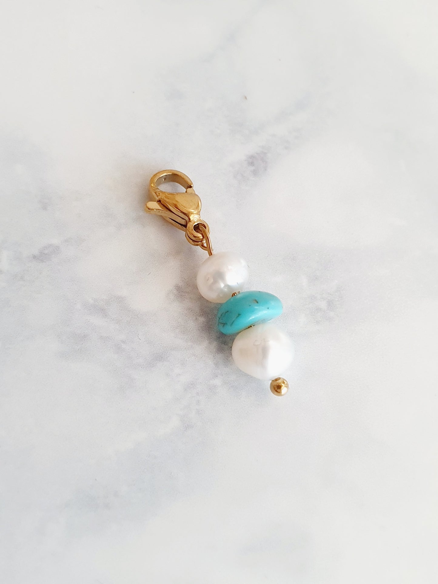 Charm duo de perles d'eau douce et éclat de pierre naturelle Turquoise - doré