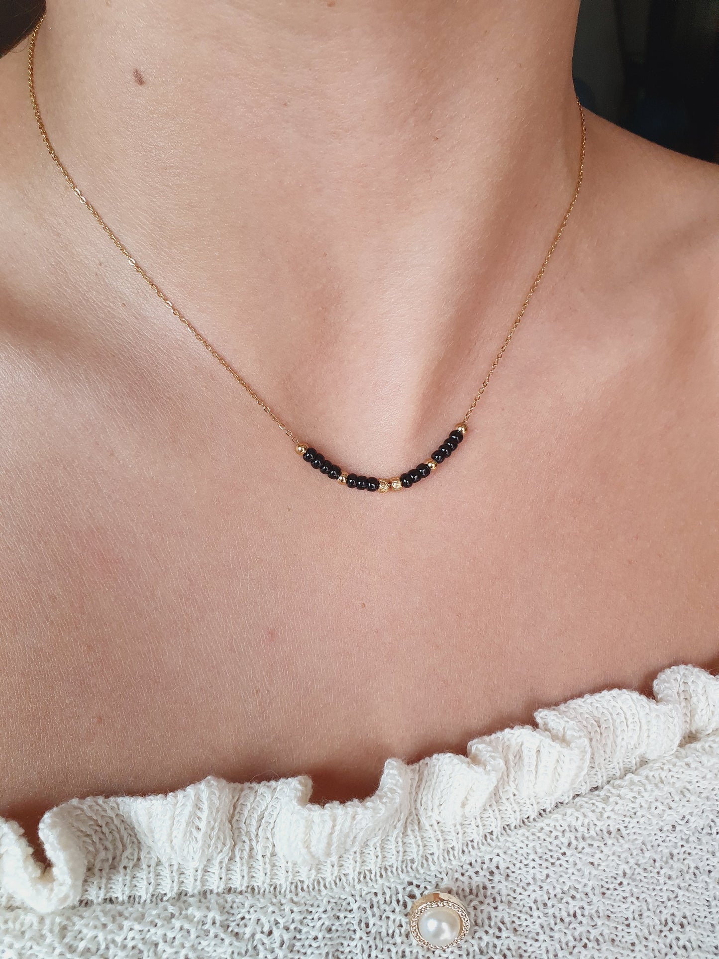 Collier petites perles noires - doré