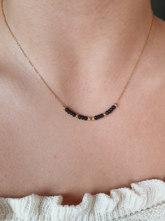 Collier petites perles noires - doré