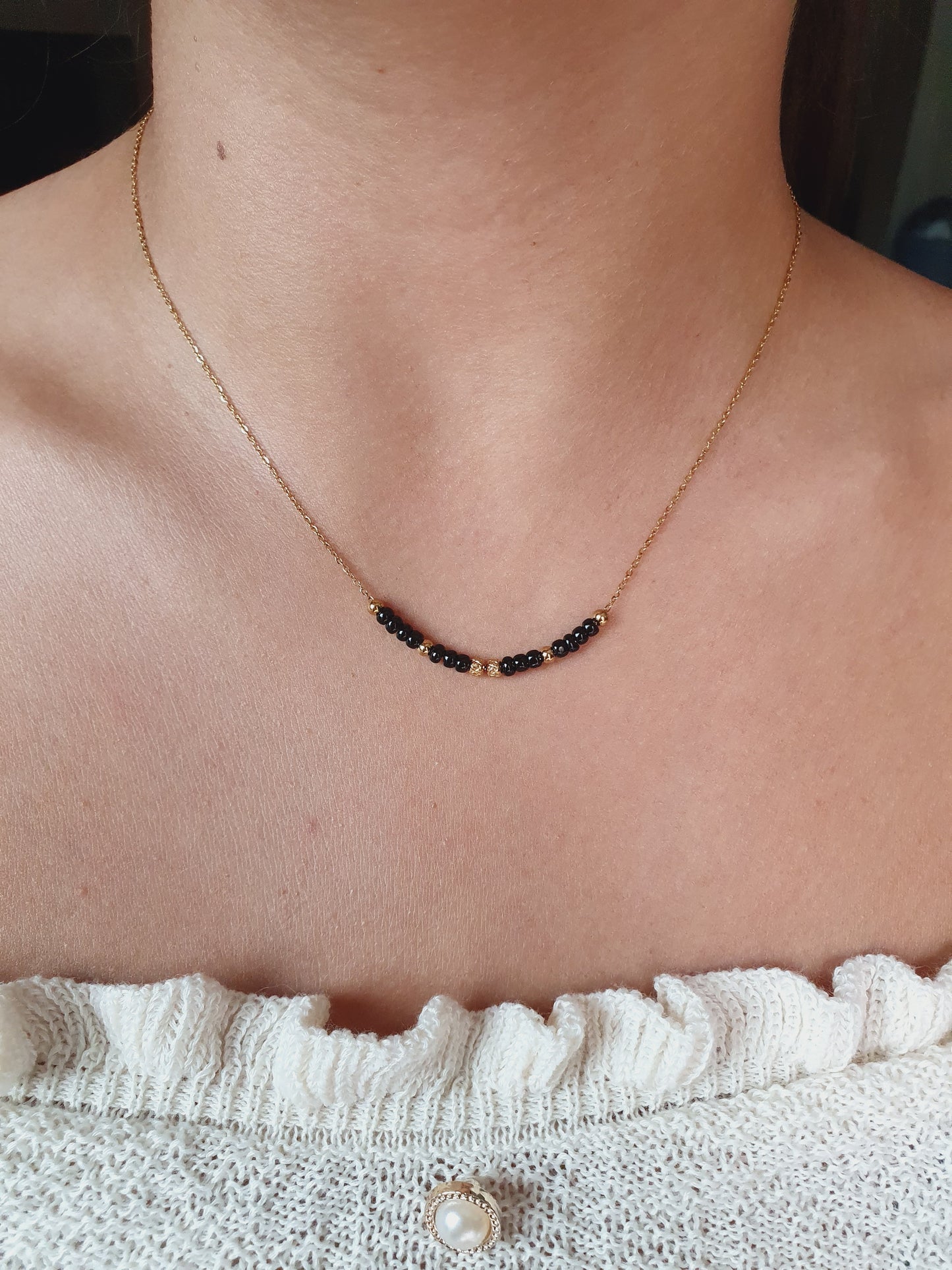 Collier petites perles noires - doré