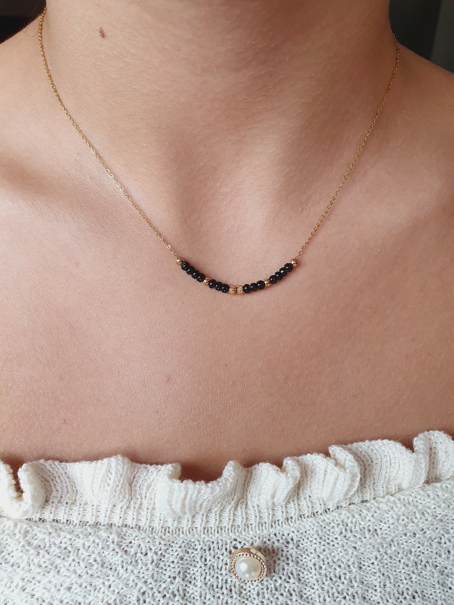 Collier petites perles noires - doré